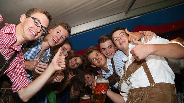 Eine richtig tolle Oktoberfestparty feierten diese jungen Festzeltbesucher in Hausen am Andelsbach mit vielen hundert anderen Gästen. ...
