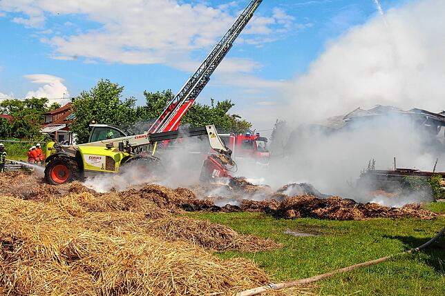 Bild 16: Großeinsatz für die Feuerwehren in Sumpfohren: Ein Gebäude des Hofs Bogenschütz brennt