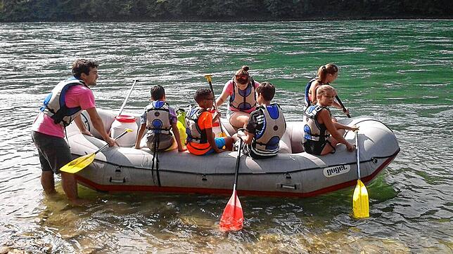 Abenteuer mit dem Schlauchboot gehörten ebenfalls zum Programm der Aktion &bdquo;Ferien zu Hause&ldquo; (Fez) in Waldshut-Tiengen. ...