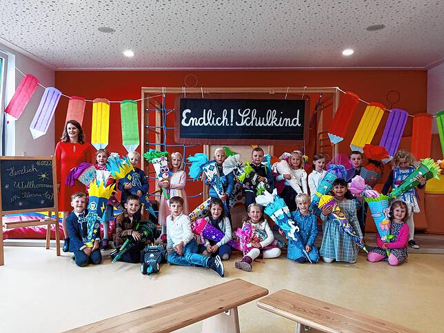 Endlich Schulkind! Die Schüler der Klasse 1a präsentieren in Orsingen-Nenzingen neben ihrer Klassenlehrerin Nicole Schoch ihre Schultüten.