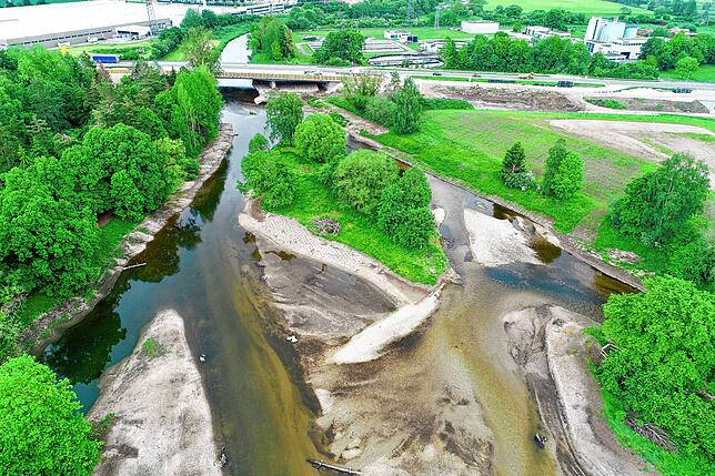 Blick vom Mündungsbereich über die B 27 hinweg entlang der jungen Donau.