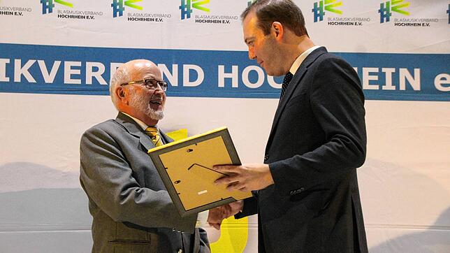 117 Musiker wurden in der Alemannenhalle Wutöschingen für ihr langjähriges Engagement in der Blasmusik geehrt. Jeder Geehrte erhielt von ...
