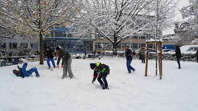 Schüler veranstalten am 22. November in Bad Säckingen auf dem Schulhof des Scheffel-Gymnasiums eine Schneeschlacht. Mehr als 22 ...