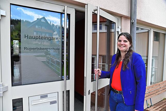 Juliane Schartel geht schon länger durch die Eingangstür. Zuvor war sie Konrektorin und hatte das Schulleiteramt kommissarisch seit ...