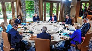 Bundeskanzler Friedrich Merz (CDU) sitzt zu Beginn der ersten Arbeitssitzung beim G7-Gipfel in der Pomeroy Kananaskis Mountain Lodge ...