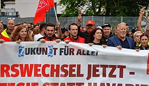 Bild : Protest bei ZF Friedrichshafen: So kämpfen die Mitarbeiter gegen den drohenden Stellenabbau