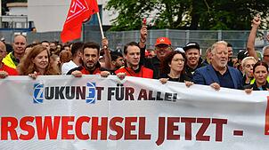 Bild : ZF-Mitarbeiter gegen Stellenabbau: Die Protestaktion in Bildern