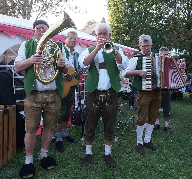 Bild 20: Der Theaterverein Zeitschleuse stellt bei der Schiffstaufe am Kloster in Riedern am Wald einen Teil seiner Kulisse für die nächste Saison vor