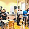 Der Angeklagte   wird beim Auftakt des Prozesses am Landgericht Ravensburg hereingeführt.