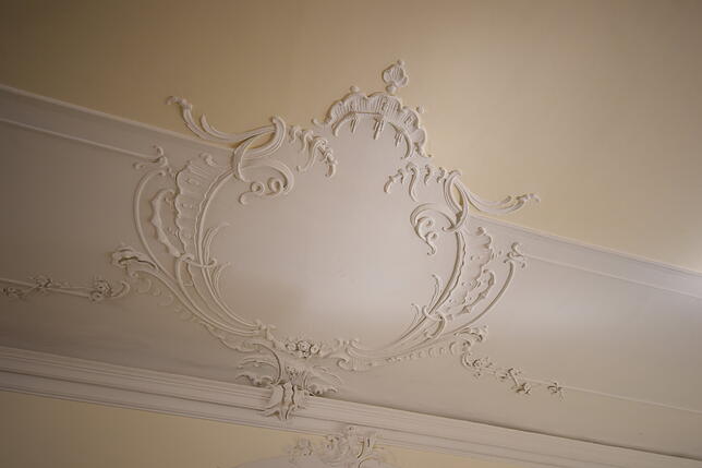 Verzierungen wie diese hat der Kurt-Hahn-Saal im Schloss Hohenfels an der Decke.