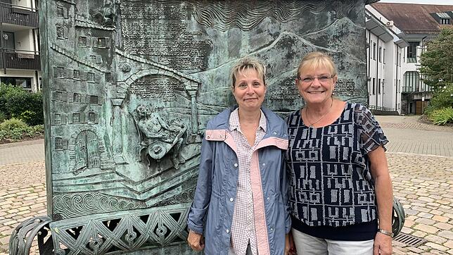 Krisztina Vankay (l.) will ihren in Ungarn erlernten Beruf als medizinische Masseurin in Deutschland anerkennen lassen. Im Kampf gegen ...