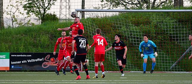 Bild 14: FC Rot-Weiß Weilheim besiegt den FC Wallbach im &bdquo;Duell am Strich&ldquo; mit 3:1 &ndash; wir haben die Bilder!