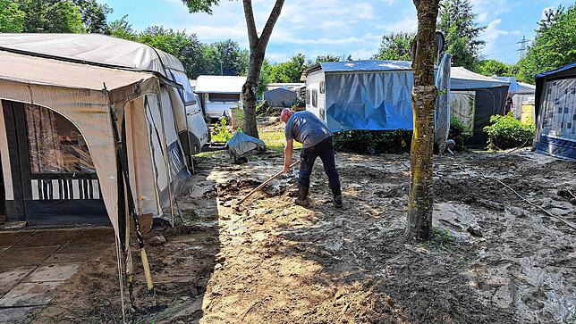 Markus Albrecht aus Villingen-Schwenningen schaufelt sein Vorzelt frei.