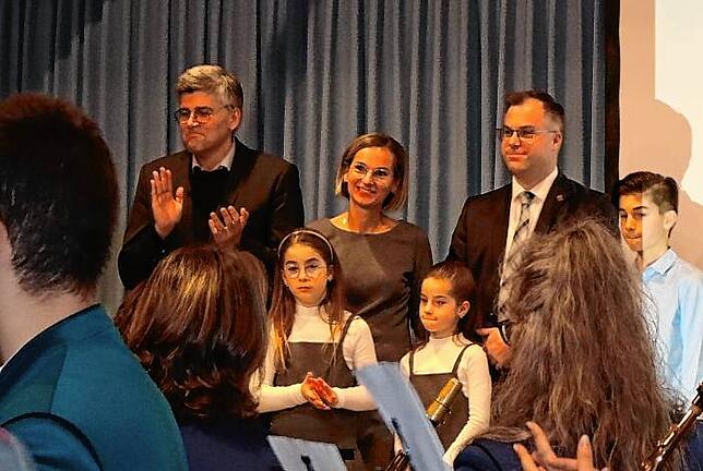 Glückwünsche für den Wahlsieger Ulrich Krieger in Laufenburg. Er erhielt fast 99 Prozent der Wählerstimmen und bleibt damit ...