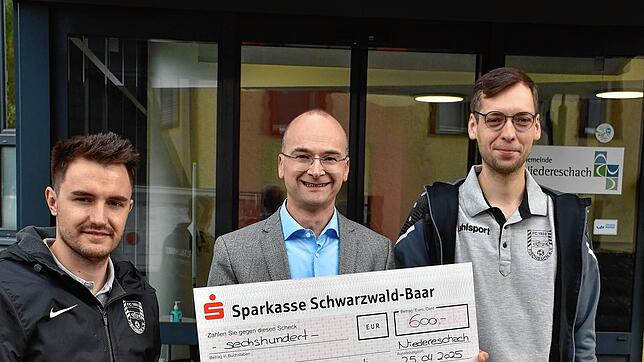 Adrian Petrolli (links) und Mathias Bantle (rechts) überreichten nun im Namen der FC Fischbach einen Spendenscheck an Bürgermeister ...