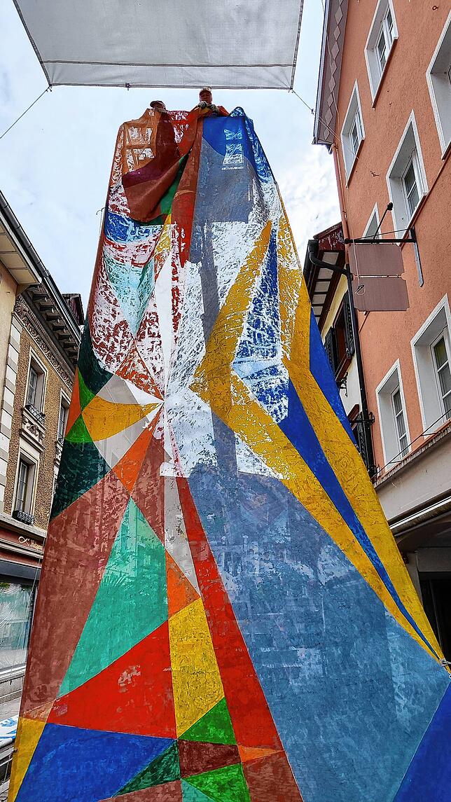 Aktionsgemeinschaft und Baubetriebshof hängen am 26. und 27. Mai die Kunstwerke der LuftArt über die Fußgängerzone auf.