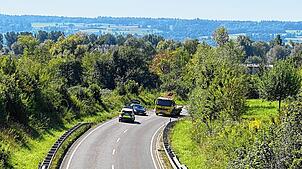Die Landstraße 221 ist nach einem Unfall am Dienstagvormittag, 26. August, in beide Fahrtrichtungen gesperrt.