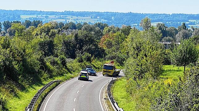 Die Landstraße 221 ist nach einem Unfall am Dienstagvormittag, 26. August, in beide Fahrtrichtungen gesperrt.