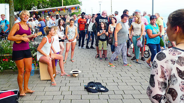 Schwungvolle Straßenmusik lässt die Passanten innehalten, lauschen und mitmachen. Bilder: Hanspeter Walter