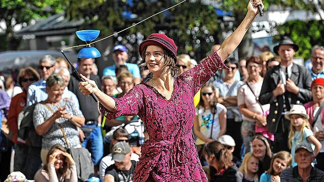 Maria die Gauklertochter zeigt ihre Kunst beim Bräunlinger Straßenmusik-Sonntag. 2024 sollen wieder zahlreiche Künstler in die Stadt ...