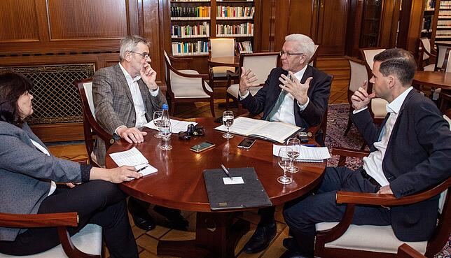 Ministerpräsident Winfried Kretschmann (2.v.r.) im Gespräch mit den Redakteuren (v.l.) Ulrike Bäuerlein, Peter Reinhardt und Michael ...