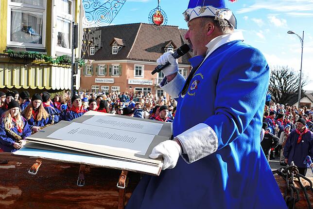 Schmutzige Dunschdig Umzug Bonndorf Vehement: Clemens Podeswa schwört die Narren auf die Bonndorfer Fasnet ein.