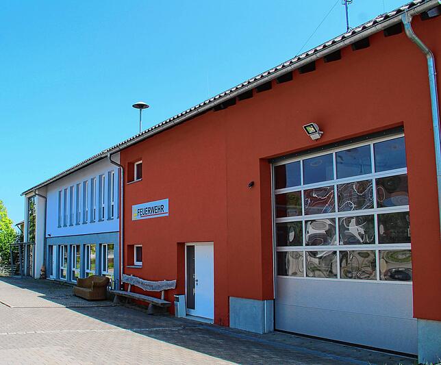 Die Gänsbachhalle in Münchingen mit Feuerwehrgerätehaus.