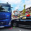 Bei dem Unfall in Hagnau kollidierte ein schwarzer Renault mit der Zugmaschine eines Sattelschleppers. Die B-31-Ortsdurchfahrt musste ...