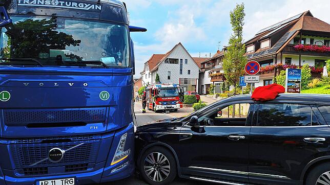 Bei dem Unfall in Hagnau kollidierte ein schwarzer Renault mit der Zugmaschine eines Sattelschleppers. Die B-31-Ortsdurchfahrt musste ...