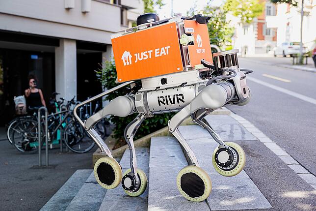 Weil der Roboter gleichzeitig Räder und Beine besitzt, kann er sowohl auf der Straße rollen als auch Treppen steigen.