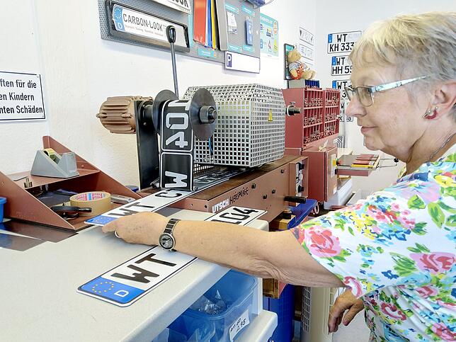 Christel Bock bei der Arbeit: Bevor sie sich dem SÜDKURIER-Schild widmen konnte, musste sie zuerst noch einen anderen Auftrag fertig machen.