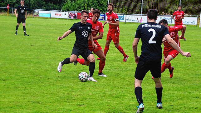 Der Tennenbronner Justin Stoll (links) schirmt den Ball ab vor dem Königsfelder Tim Berger. Der Favorit aus Königsfeld setzte sich im ...