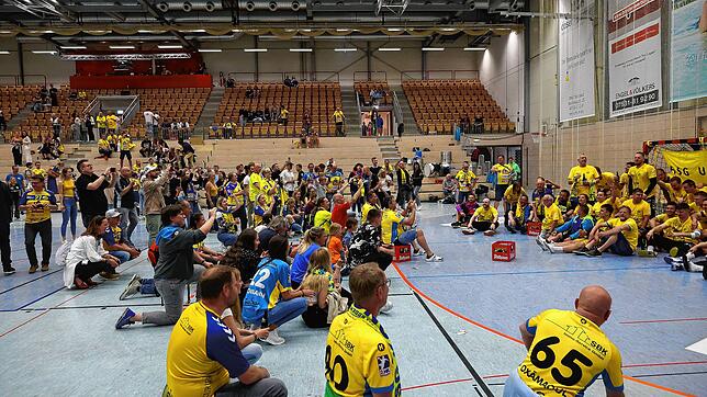 Bis weit in die Nacht hinein machten die Spieler der HSG Konstanz gemeinsam mit vielen Fans Party in der Schänzlehalle.