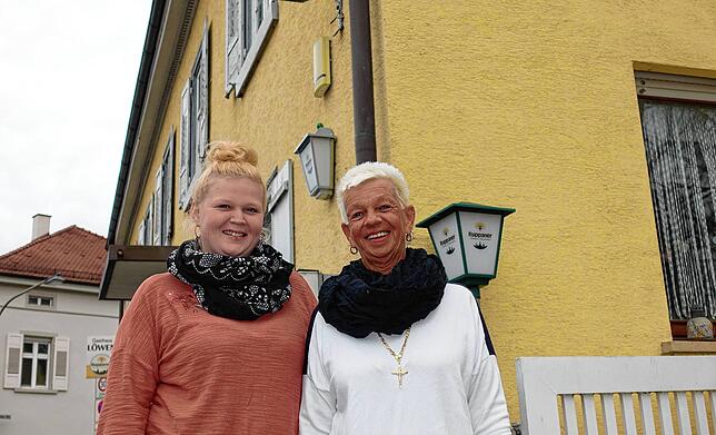 Die langjährige Wirtin Nicole Buchholz (rechts) und ihre Tochter Aylin wissen derzeit noch nicht, wie es für sie weitergeht.