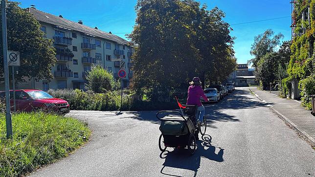 Hier an der Einmündung vom Bismarcksteig in die Gottfried-Keller-Straße wollte der Radler links abbiegen und stieß mit einer ...
