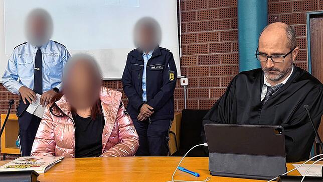 Die Angeklagte mit ihrem Verteidiger Jens Weimer vor Gericht