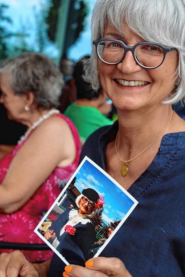 Sybille Lembcke als schnellende Schnalle und heute.