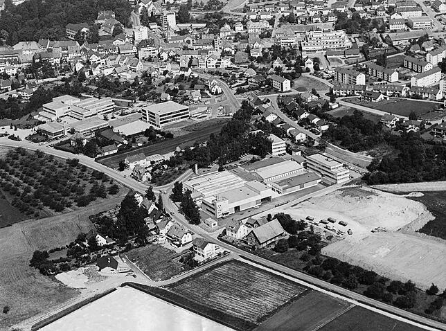Juni 1978: Links hinten an der Dillstraße sind die Schulen, die in den 70ern neu gebaut wurden. Im Vordergrund befinden sich heute das ...