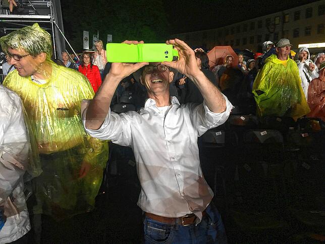 Stef Manzini und Stefan Hilser, Leiter der Lokalredaktion Überlingen (hier im Bild), wurden bei dem Salem Open Air von Simply Red ...