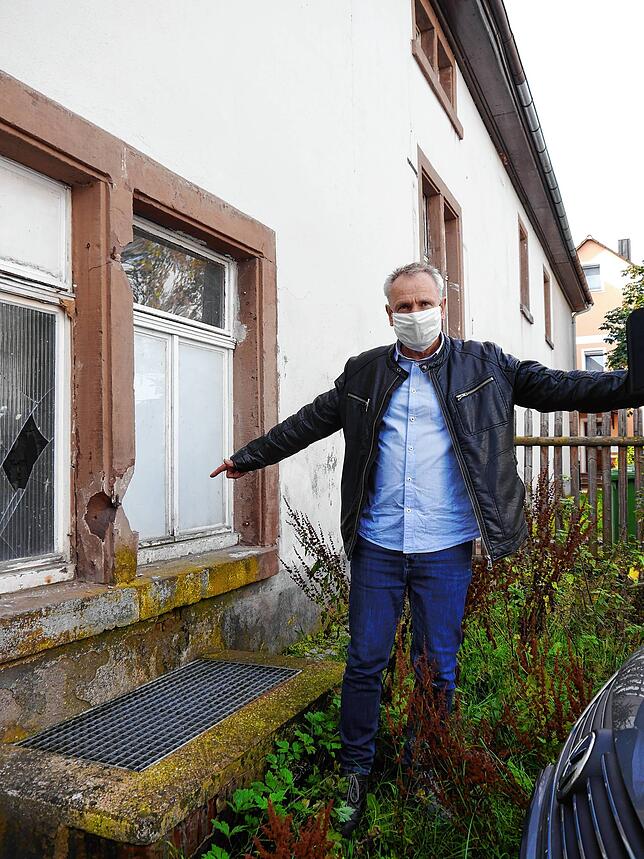Im Moment wird hier noch geparkt, bald soll hier der Haupteingang zum „Roten Löwen“ sein, erklärt Architekt Martin Rosenfelder.