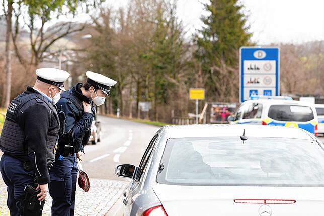 Beamte der deutschen Bundespolizei haben Anfang Februar 2021 am Grenzübergang Inzlingen-Riehen im Landkreis Lörrach im Rahmen der ...