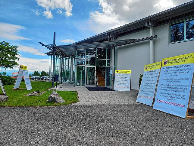 Die Befürworter der Südumfahrung Markdorf hatten vor der Ludwig-Roos-Halle in Ettenkirch ihre Plakate aufgestellt. Darauf forderten sie ...