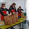 Tüten packen in Corona-Zeiten: Auch am heutigen Mittwoch wird der Tafelladen in Bonndorf dank der Helfer des TuS geöffnet sein.