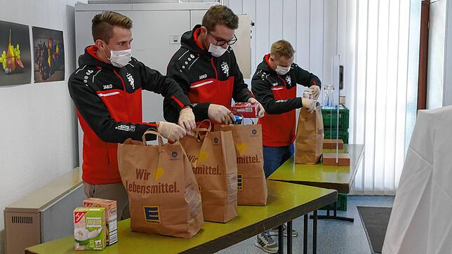 Tüten packen in Corona-Zeiten: Auch am heutigen Mittwoch wird der Tafelladen in Bonndorf dank der Helfer des TuS geöffnet sein.
