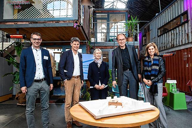 Martin Falk (zweiter von links) und Carola Falk (rechts) bei der Präsentation eines Bauprojekts der Lifa GmbH, der ...