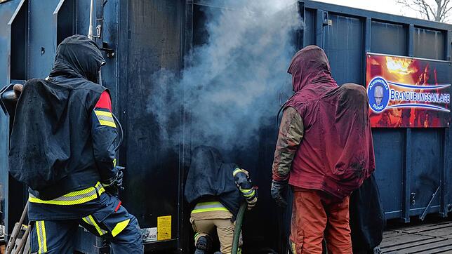 Mithilfe einer mobilen Brandübungsanlage haben sich rund 60 Retter der Feuerwehr fit für den Ernstfall gemacht.
