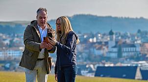 Tobias Bösing und Agnes Thümmel messen hier mit einem mobilen Gerät die Feinstaubbelastung über Stockach.
