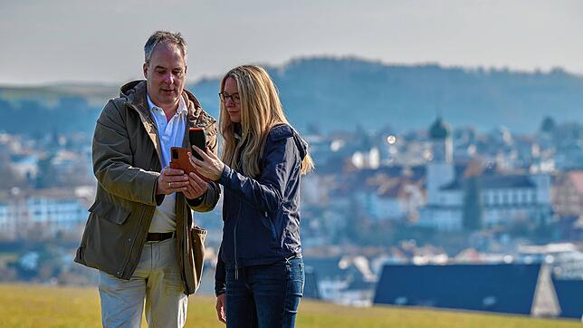 Tobias Bösing und Agnes Thümmel messen hier mit einem mobilen Gerät die Feinstaubbelastung über Stockach.
