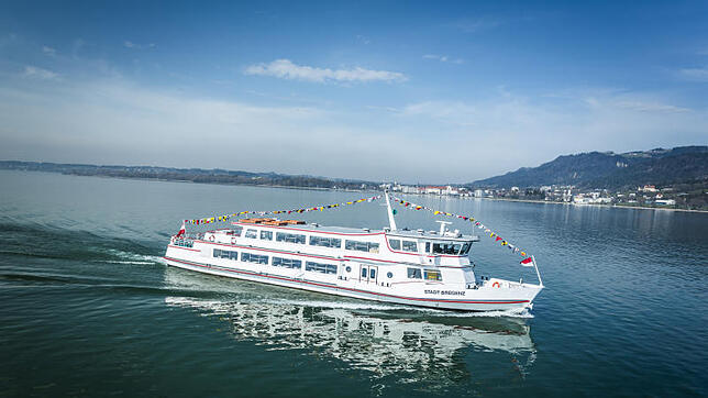 Ein Schiff bringt die Leser über den Bodensee nach Bregenz. Bild: Reinhard Fasching
