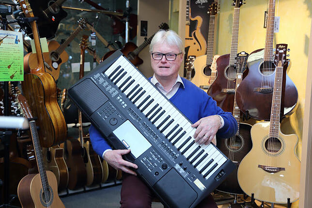 Helmut Assfalg beobachtet, dass Jugendliche heute nicht mehr viel mit Instrumenten anfangen können. Wenn überhaupt sieht sie der ...